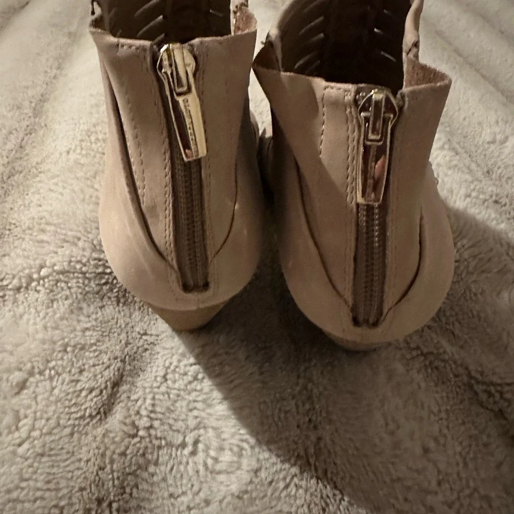 Vince Camuto Beige Woven Heels Booties size 10 - Picture 3 of 4